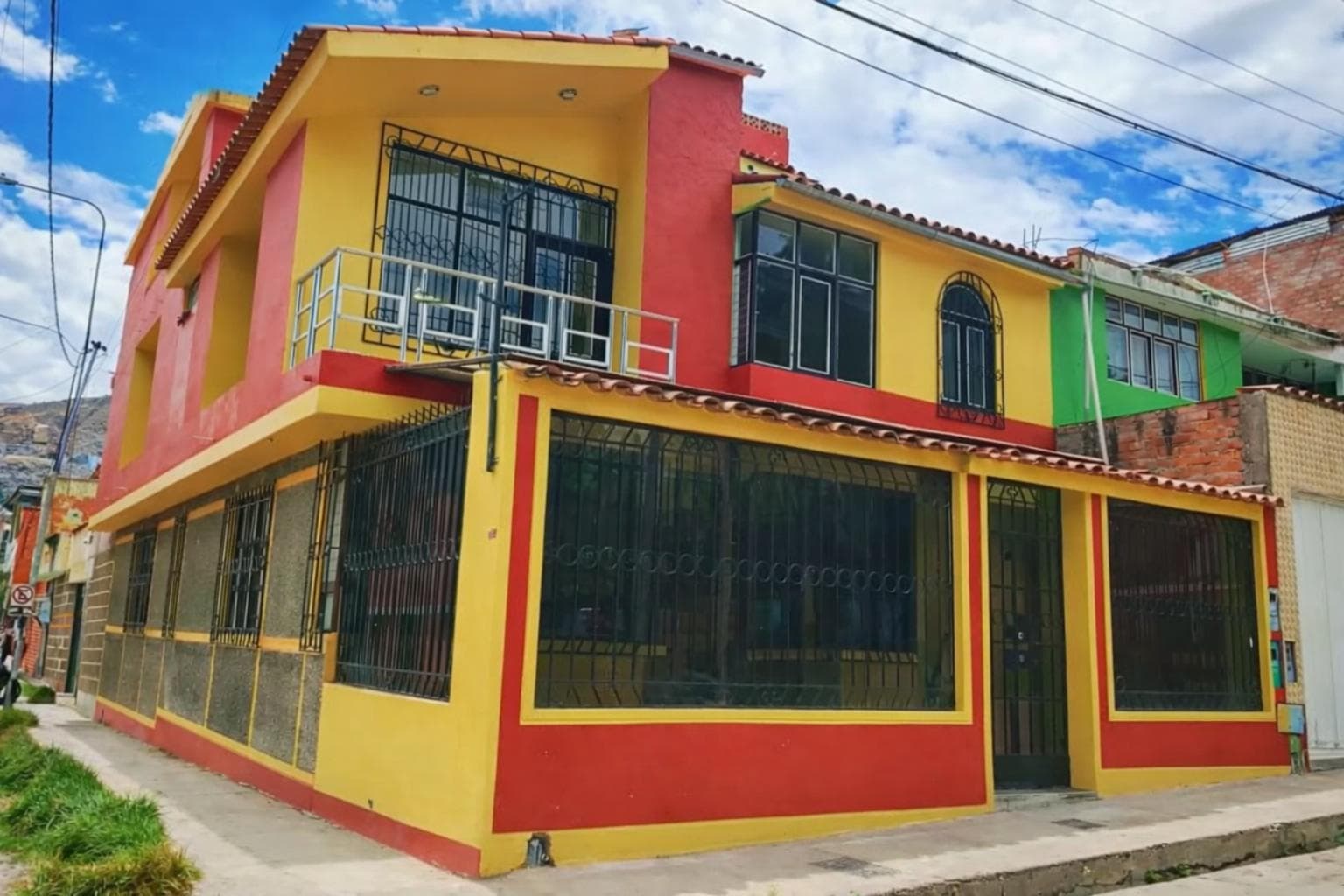 Venta de Casa en Esquina frente al Parque Ingenieros en Urb. Mariscal Cáceres, Ayacucho - 1