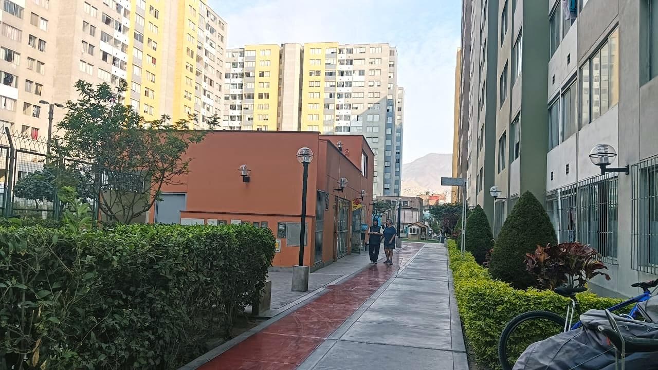 Alquiler De Departamento En Condominio Los Laureles Comas - 1