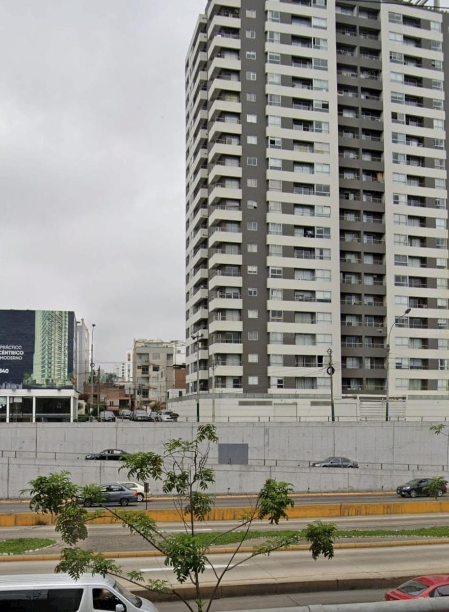 CASA EN VENTA EN MIRAFLORES EXCELENTE UBICACIÓN - 1