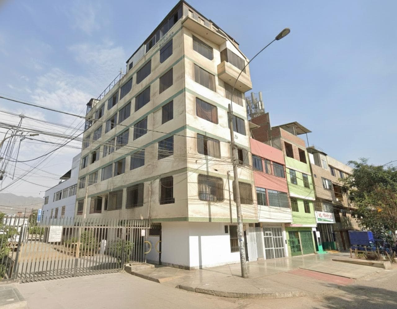 Venta de Departamento Amplio en Los Olivos - 1