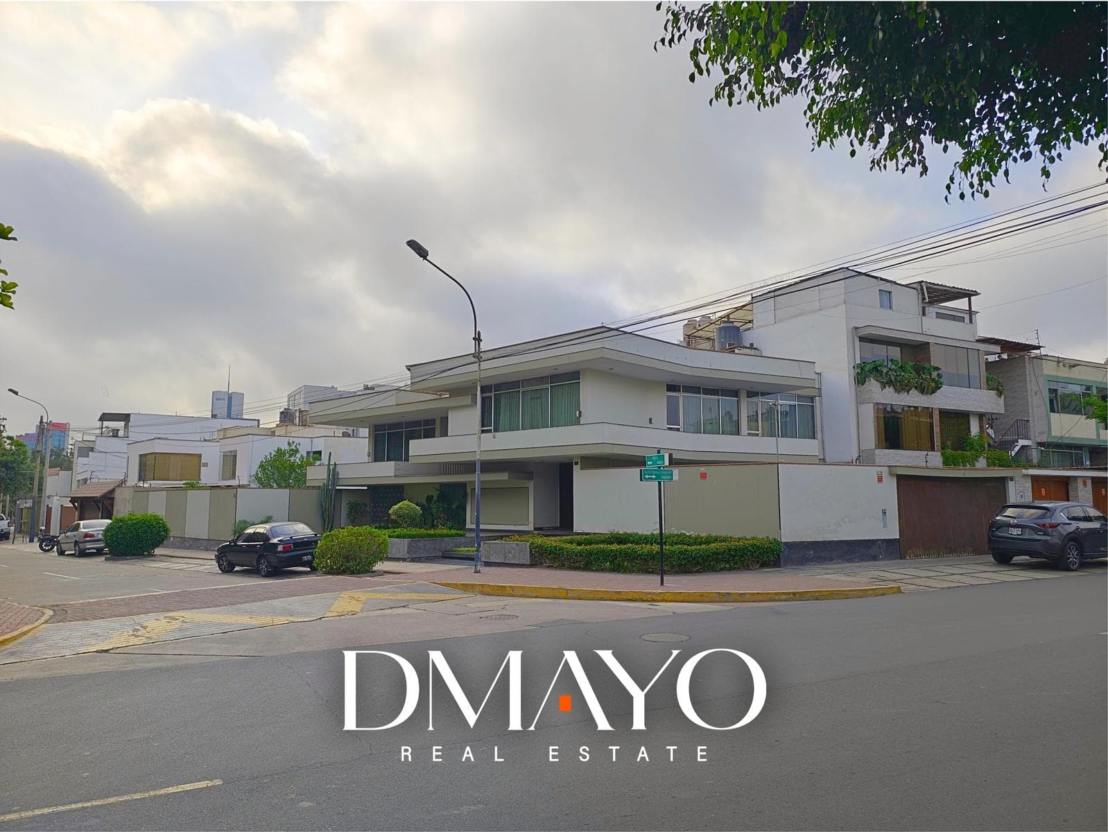 VENDO Casa/Terreno en San Isidro EN ESQUINA FRENTE A PARQUE - 1