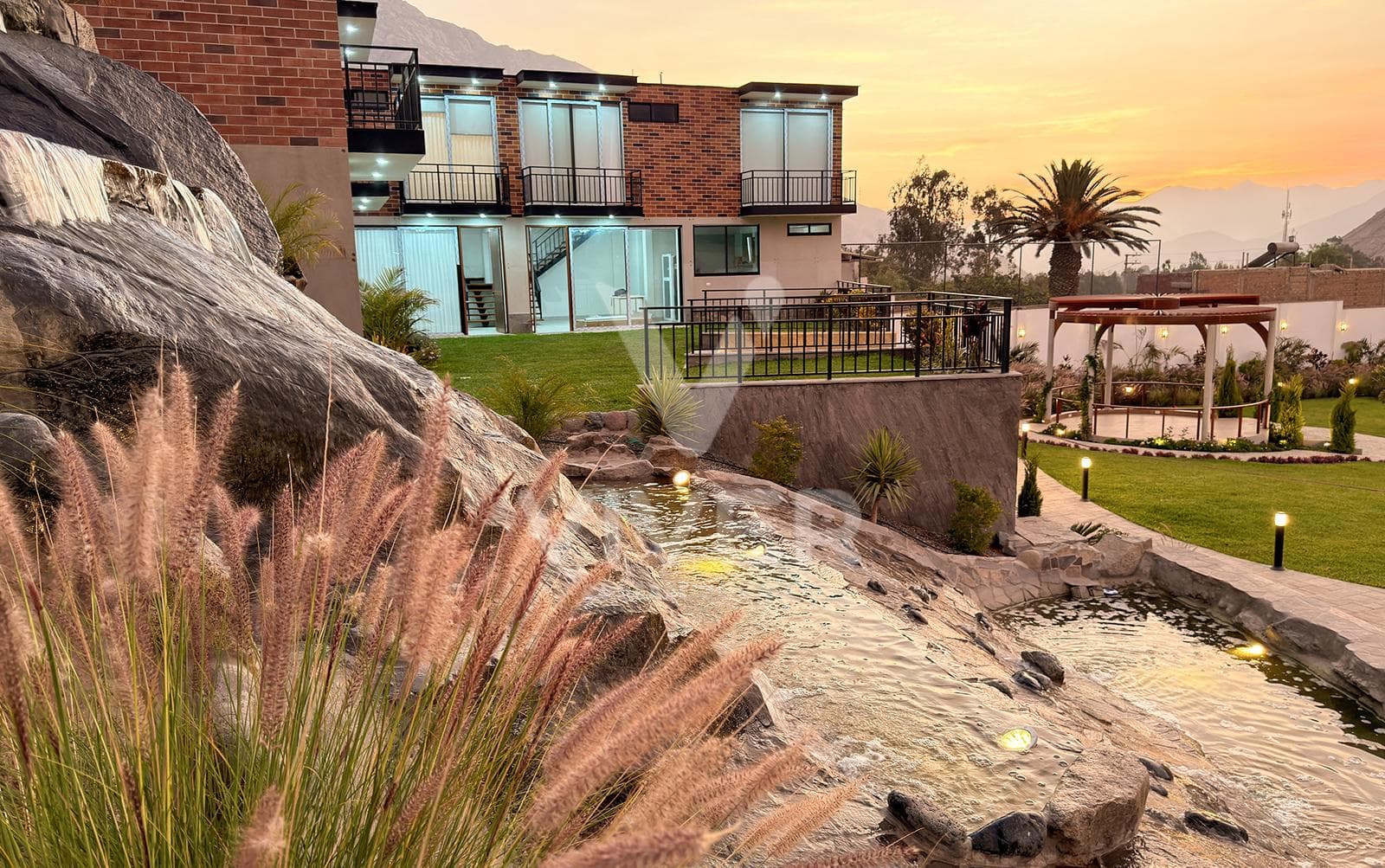 Casa Complejo de 5000 m² para Eventos y Estadías Grupales | Piscinas, Jacuzzi y 20 Habitaciones - 1