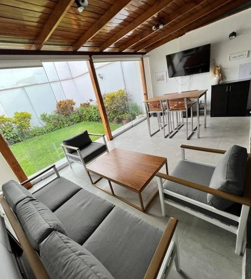 Casa remodelada de 415 m² con 4 dormitorios en venta en Chama, Surco - 1