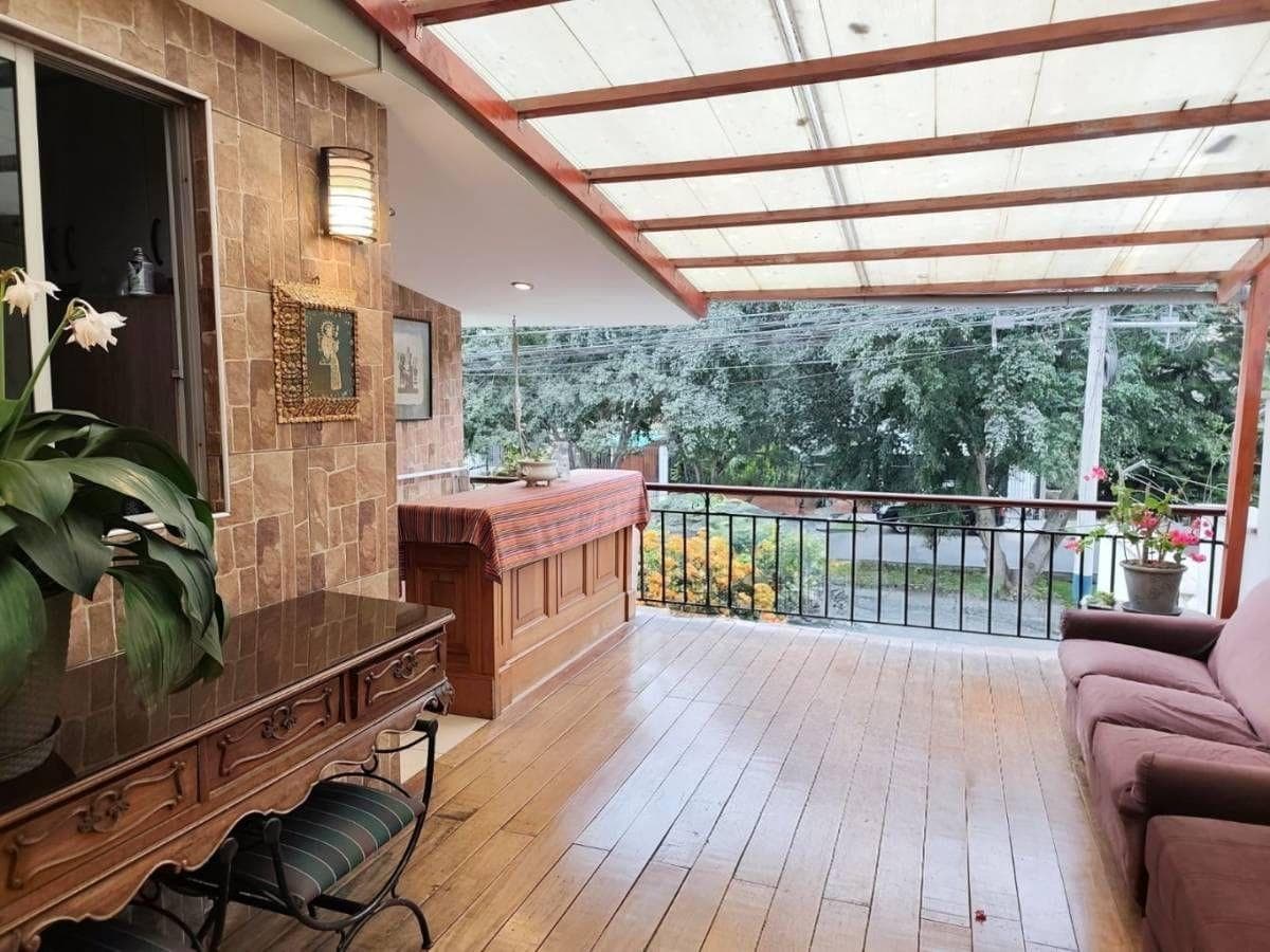 Se vende acogedor departamento en segundo piso en casa - 1