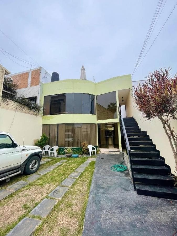Casa de 3 Pisos en Venta en Urb. Las Brisas de Villa – Chorrillos - 1