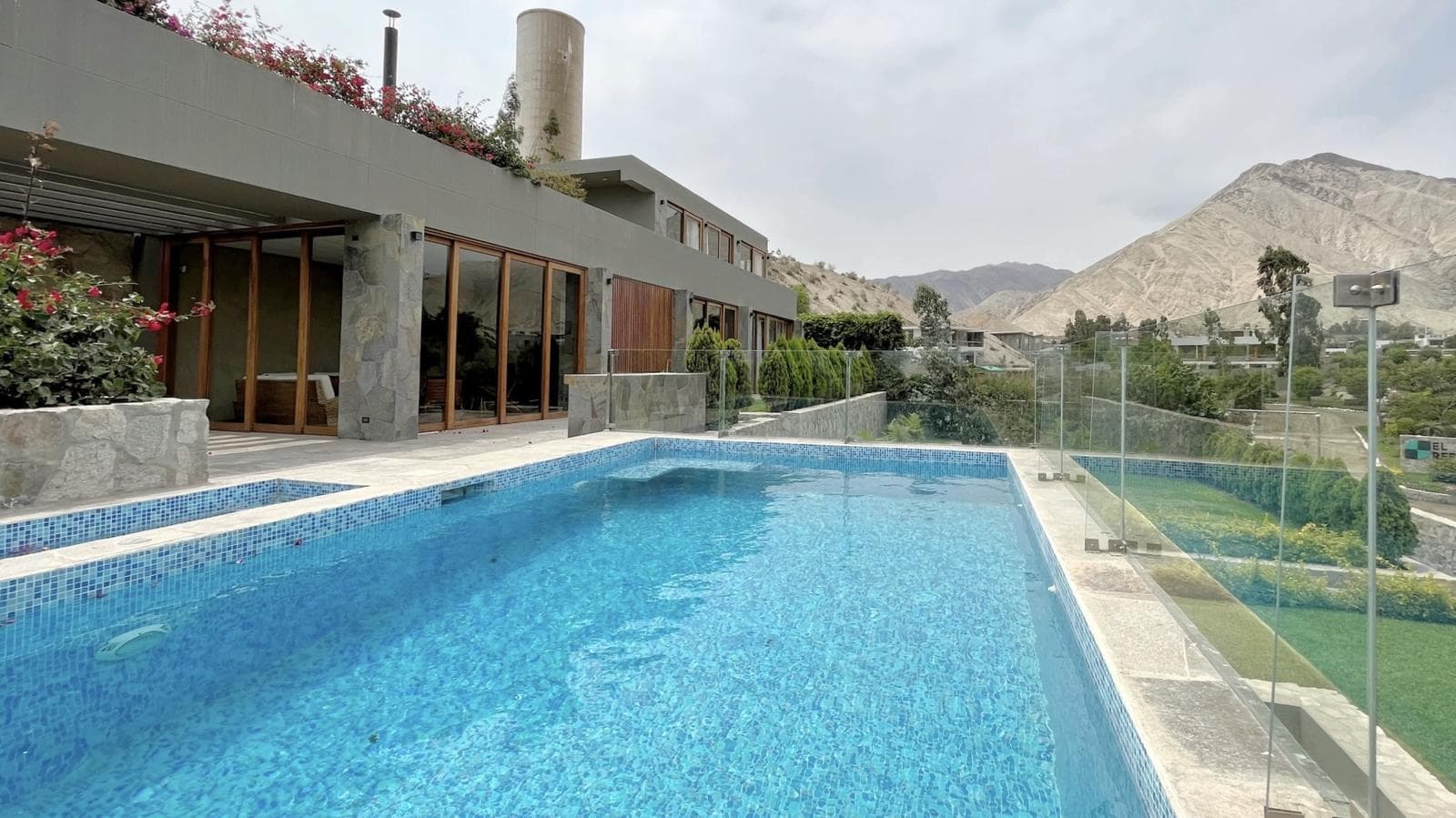 CASA EN CONDOMINIO | JARDÍN CON TERRAZA | 5 DORM. FAMILY ROOM - 1