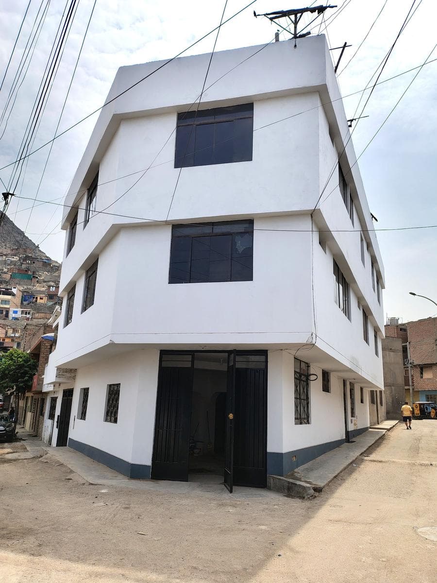 En venta – Casa en esquina – Collique, Comas - 1