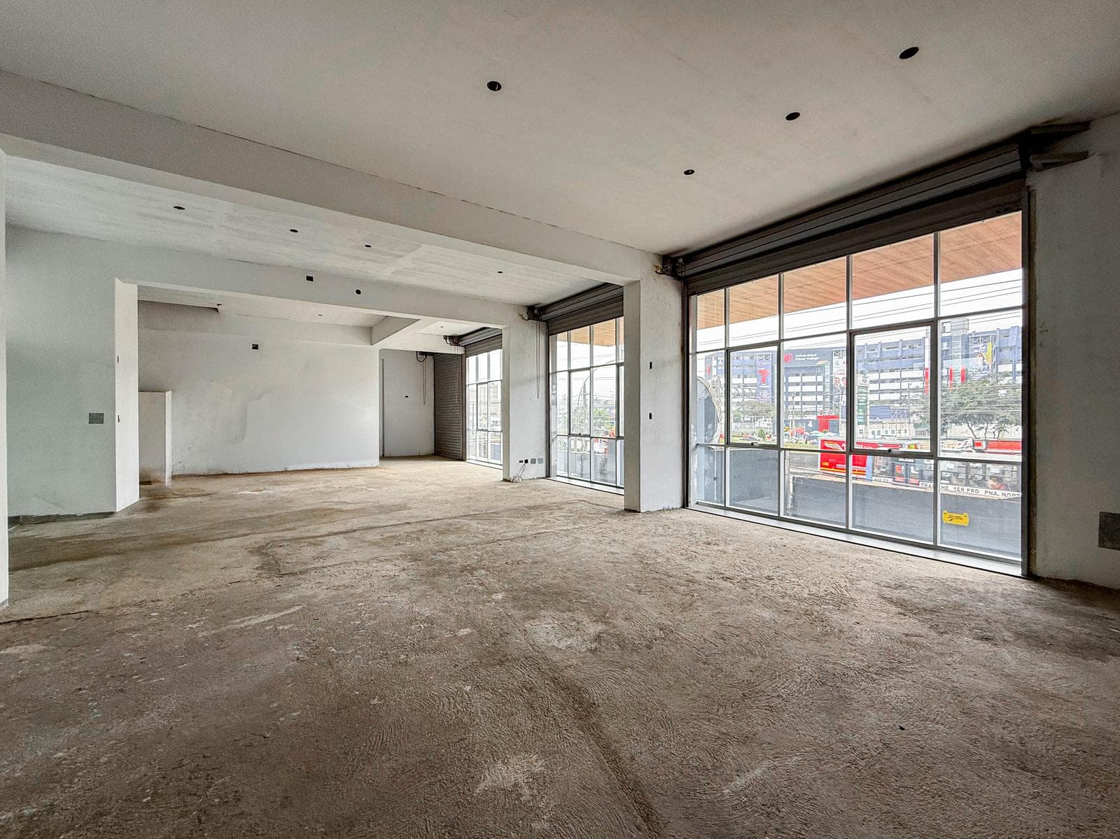 Alquilo Local comercial en la Av. Alfredo Mendiola - Los Olivos - 1