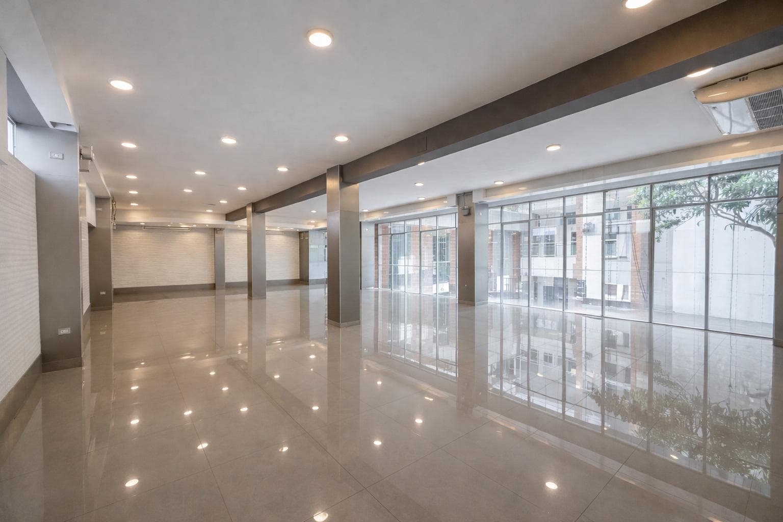 SE ALQUILA LOCAL COMERCIAL EN MODERNO EDIFICIO COMERCIAL EN LOS OLIVOS - 1