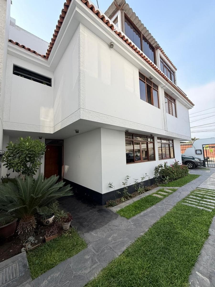 Casa Chalet En Condominio Buen Retiro – Monterrico Surco - 1