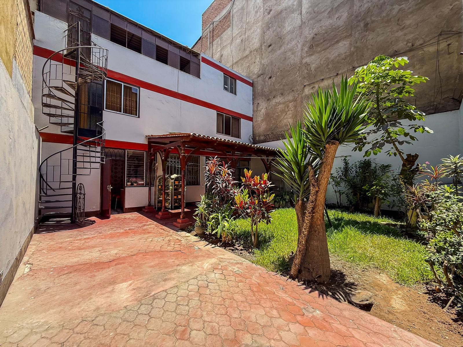 AMPLIA CASA DE 3 PISOS EN AV. CANADÁ PARA VIVIENDA O NEGOCIO - SAN BORJA - 1