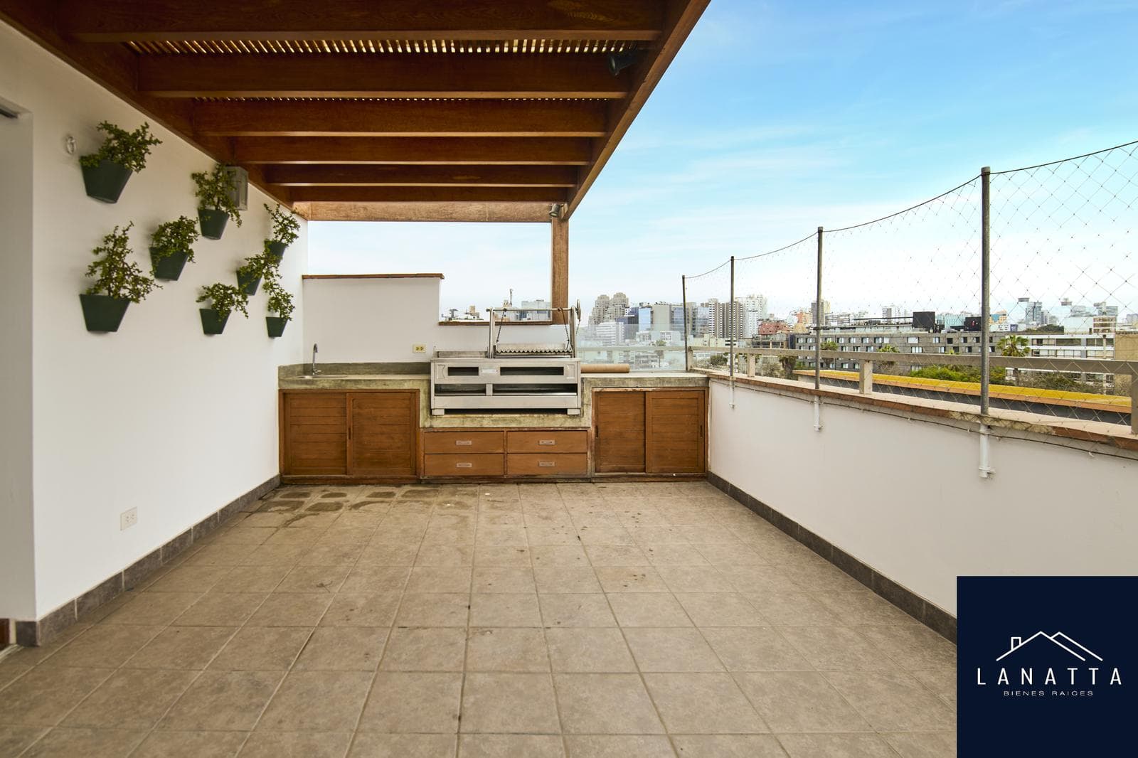 Venta Dúplex Miraflores cerca Colegio Maria Reina 3 dormitorios, 3 baños 2 cocheras, terraza - 1