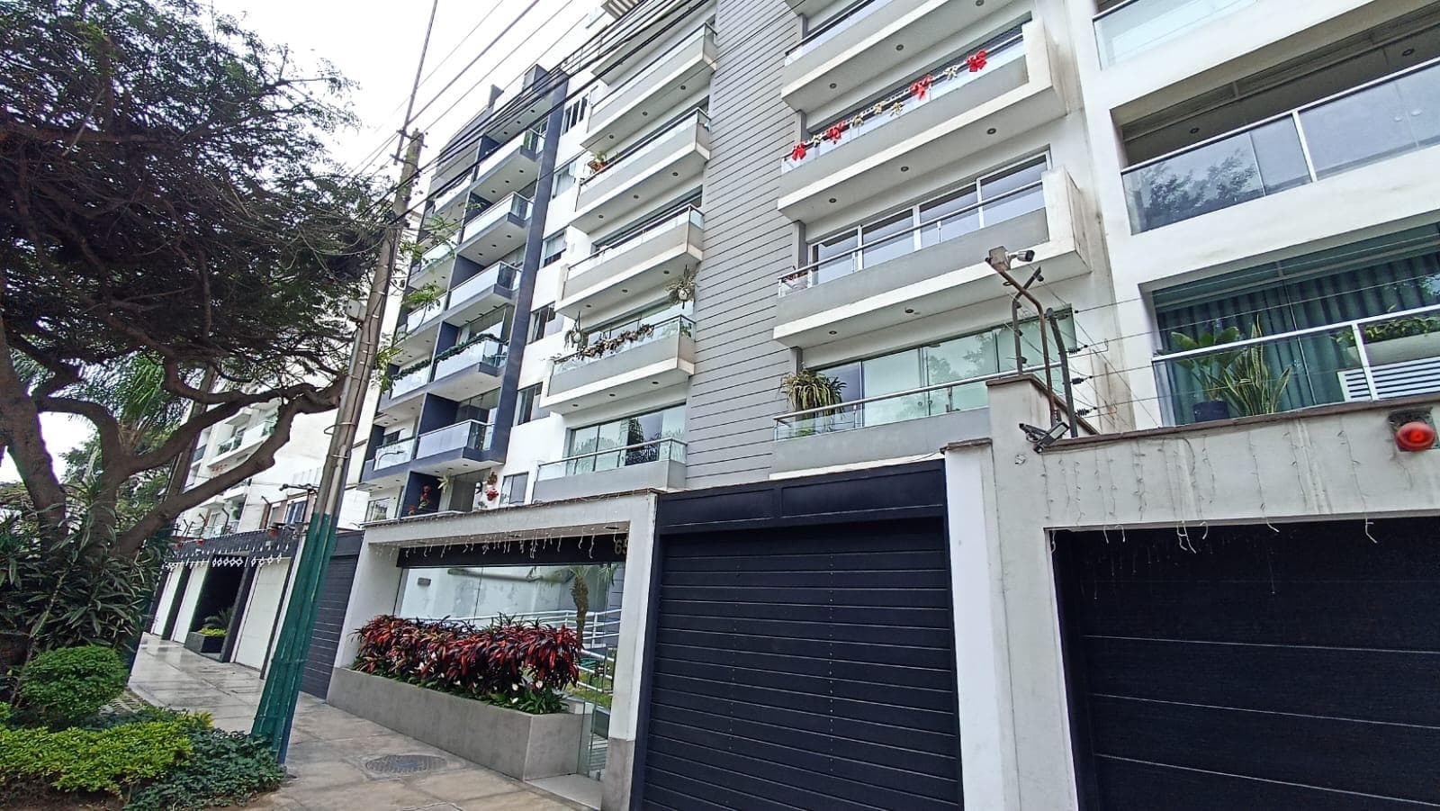 En Venta Departamento en San Borja frente al Pentagonito con 2 cocheras - 1