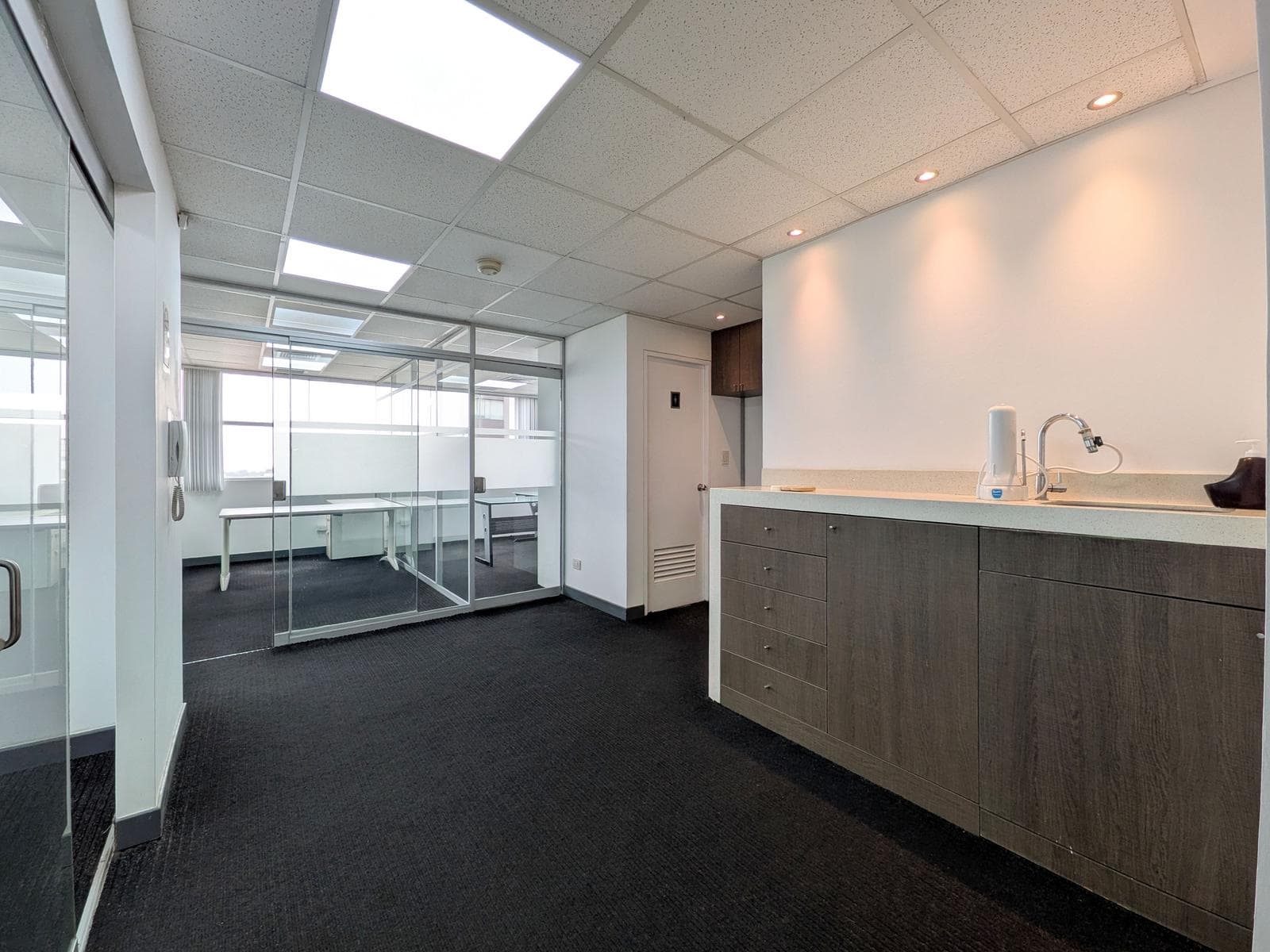 Oficina en Santiago de Surco| 80 m2 | Semi amoblada - Frente a Embajada de EE.UU - 1