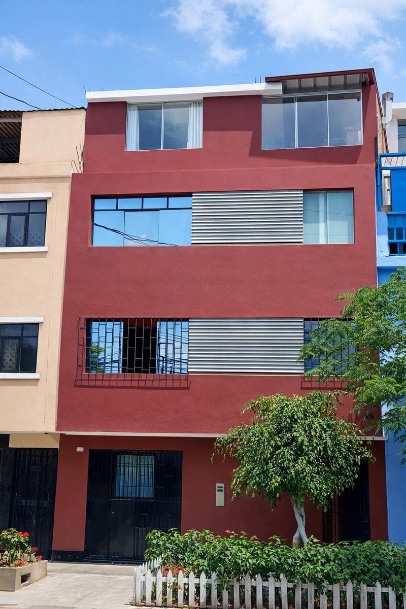 Departamento / Casa de 4 pisos con local – Cerca a Gamarra – 136 m² - 1