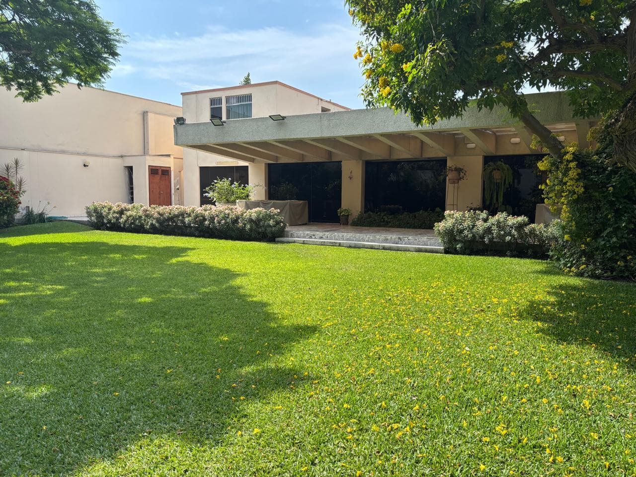 VENTA DE CASA CON GRAN JARDIN PRIVADO FRENTE A PARQUE URB.CAMACHO - 1