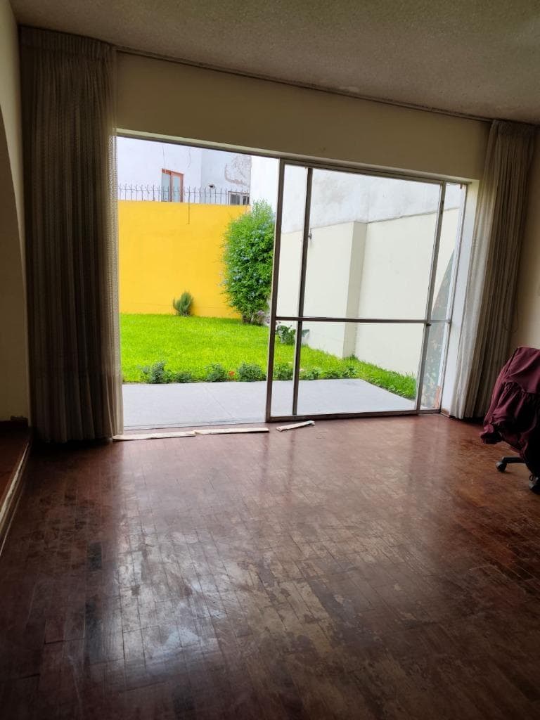 Venta de Casa en San Borja para remodelar - 1