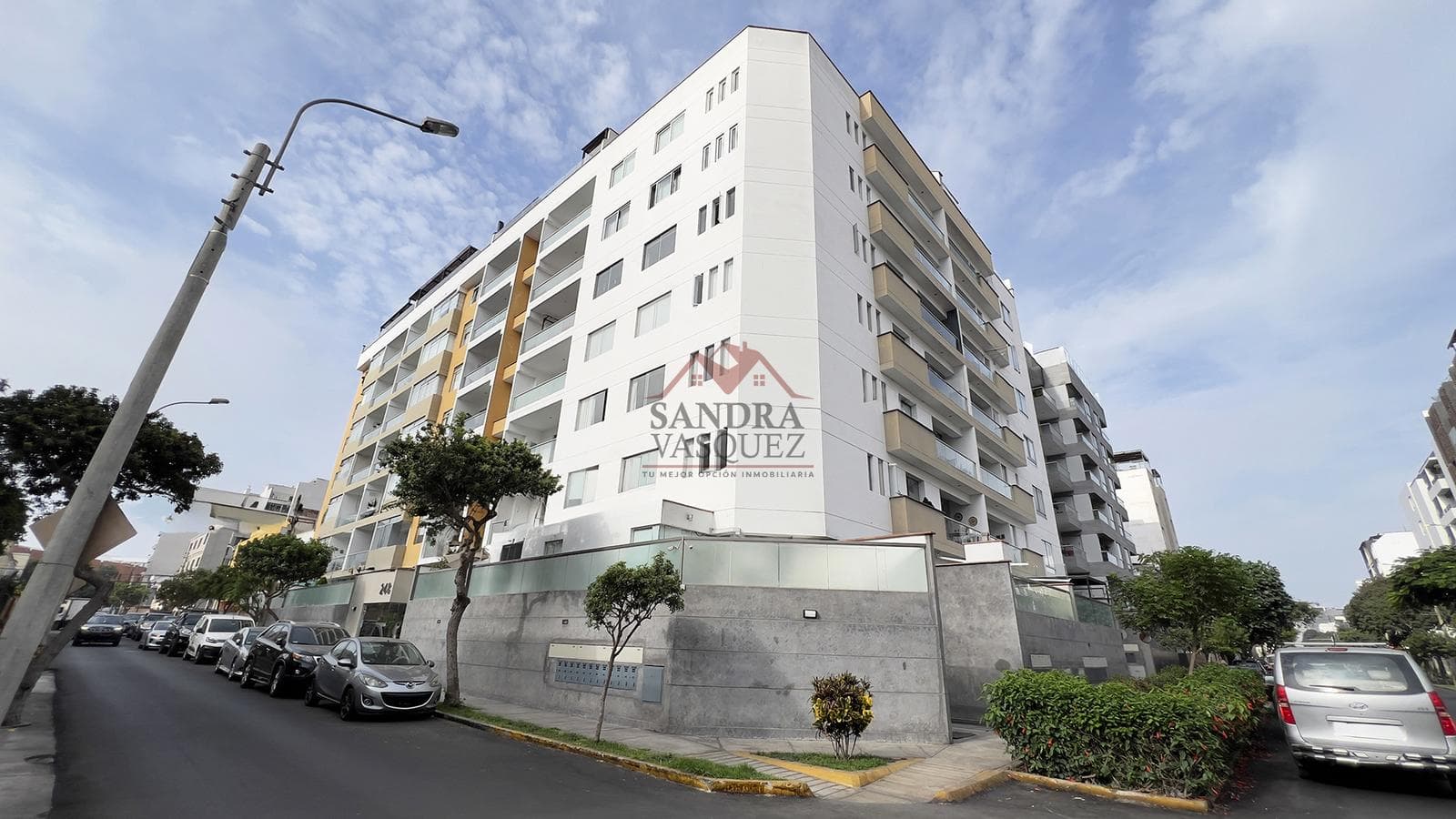 DÚPLEX EN VENTA EN MIRAFLORES 246 m² CON TERRAZA, 3 DORMITORIOS, COCHERA Y DEPÓSITO - 1