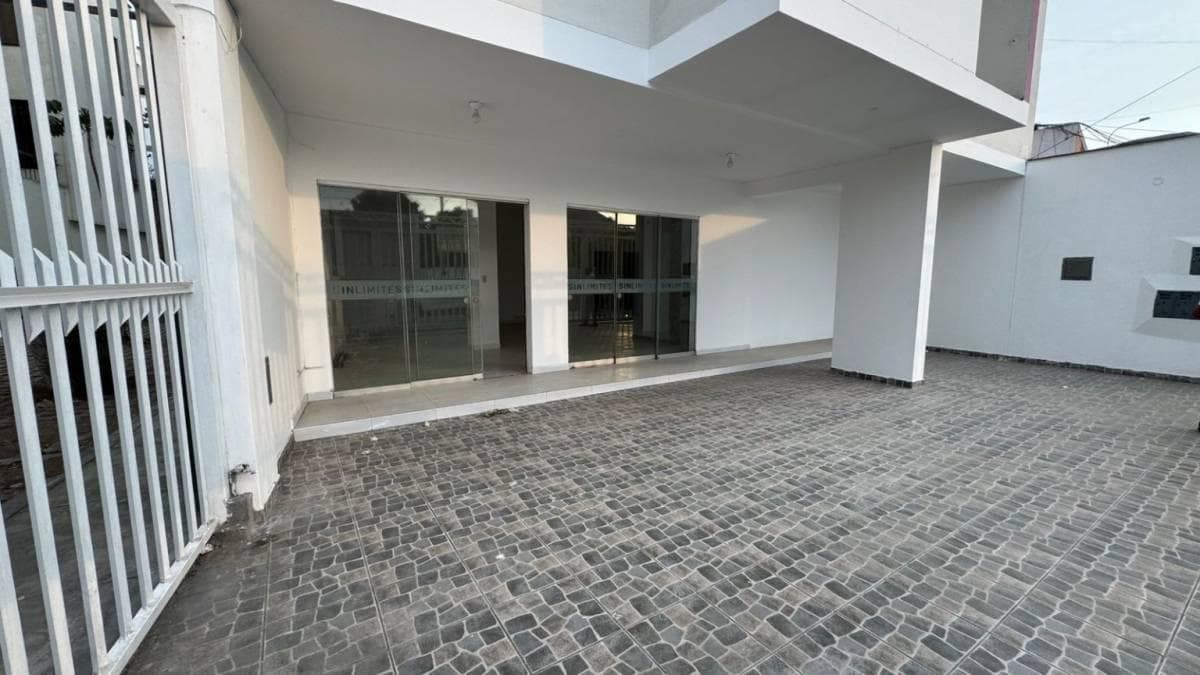 Se ALQUILA local ALTAMENTE comercial en el ovalo de condores - la molina - 1