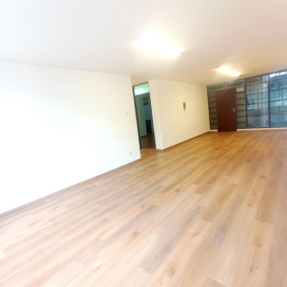 Se Alquila Oficina En Av. Aramburú Con Vista A La Calle - 1