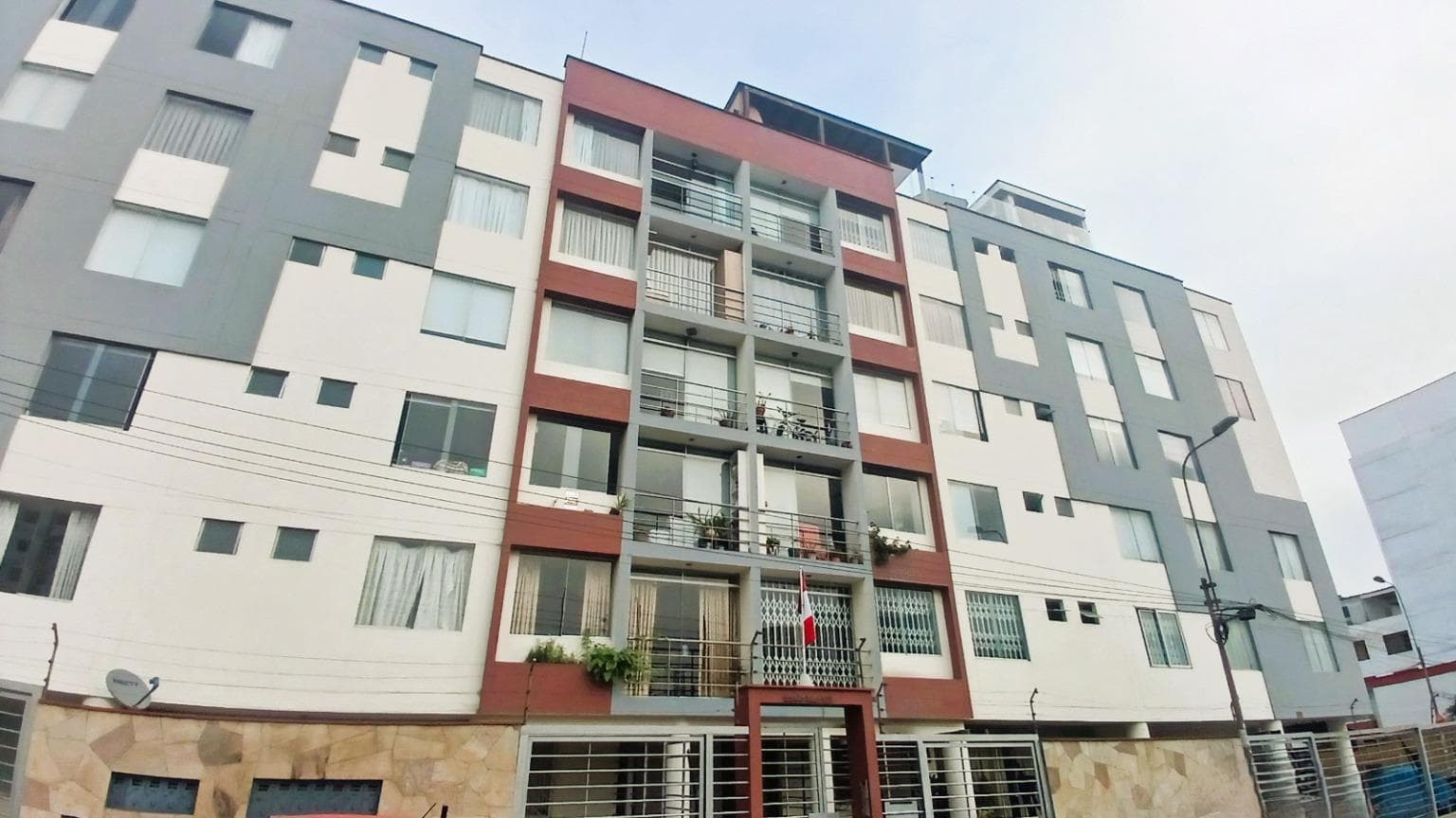 Vendo Departamento en Surquillo con cochera mas azotea - 1