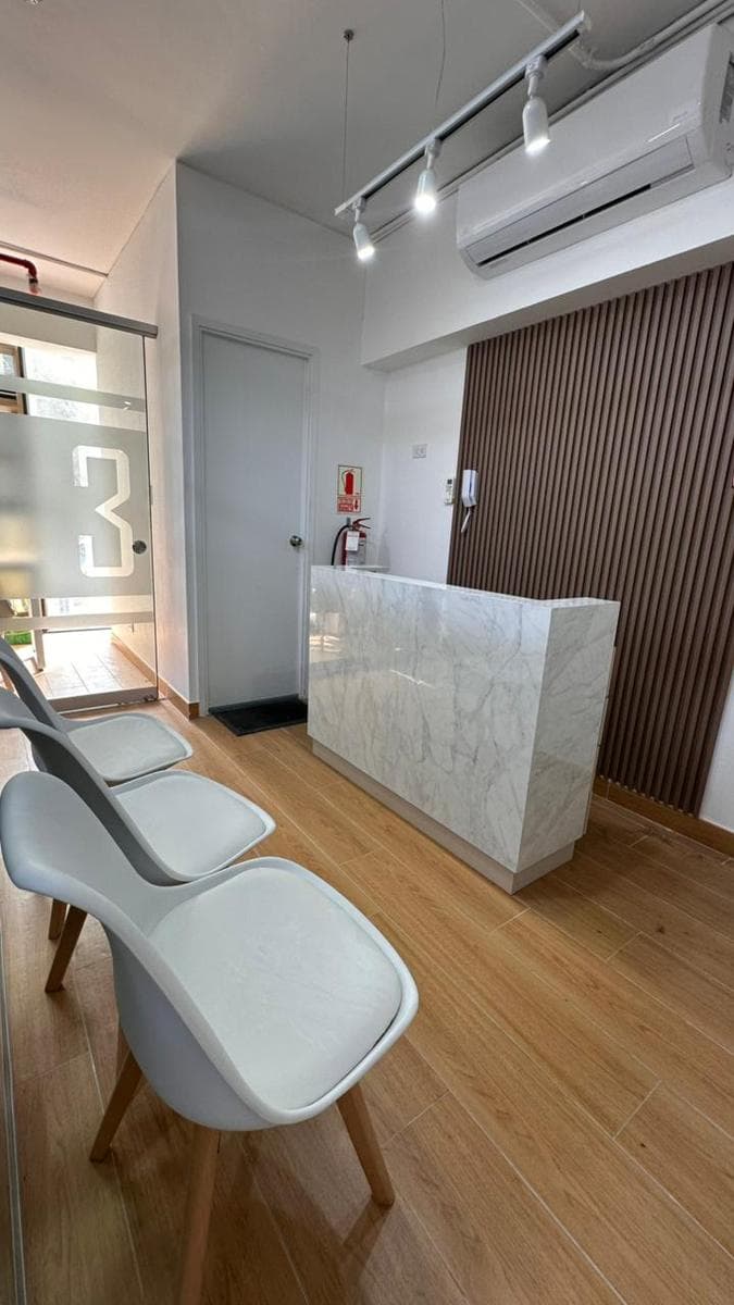 Alquilo oficina amoblada en Av. Arequipa - 1