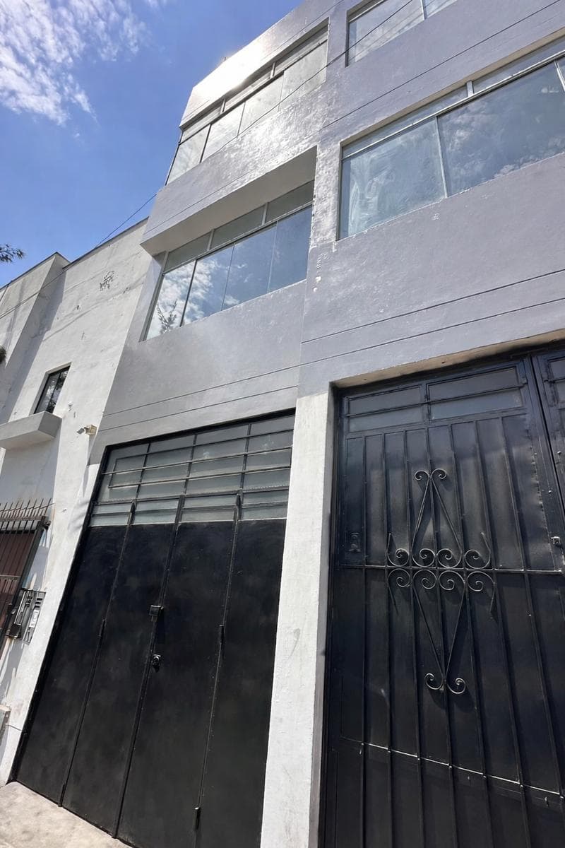 Vendo local comercial en Avenida Garzón – Jesús María - 1