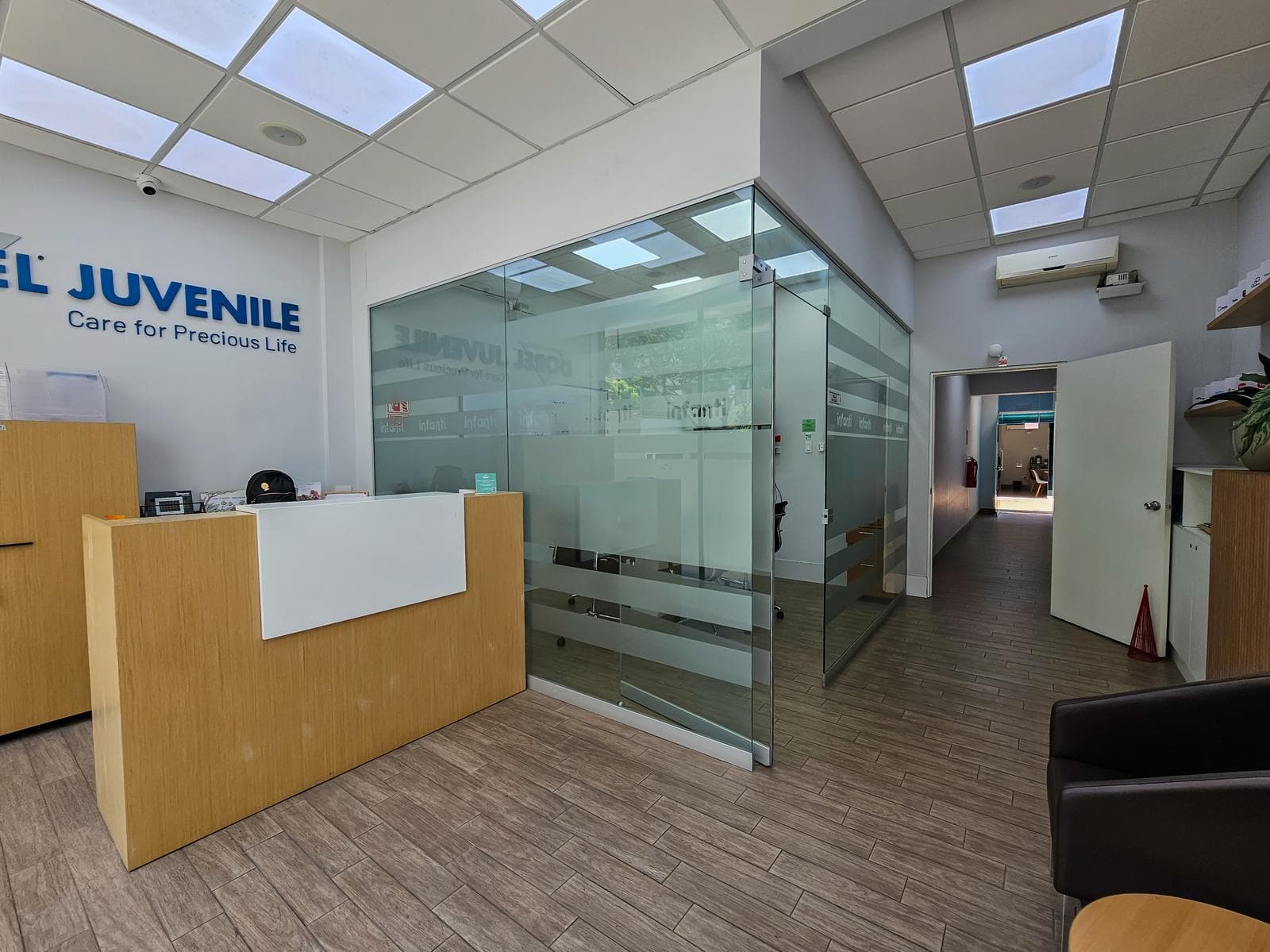 VENDO LOCAL PARA OFICINAS EN EDIFICIO DE TRES NIVELES(PISOS) - 4 COCHERAS - 1