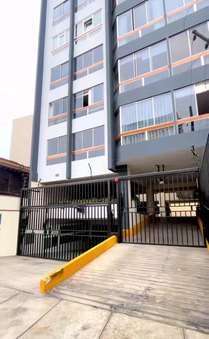 DEPARTAMENTO REMODELADO EN MIRA FLORES - 1
