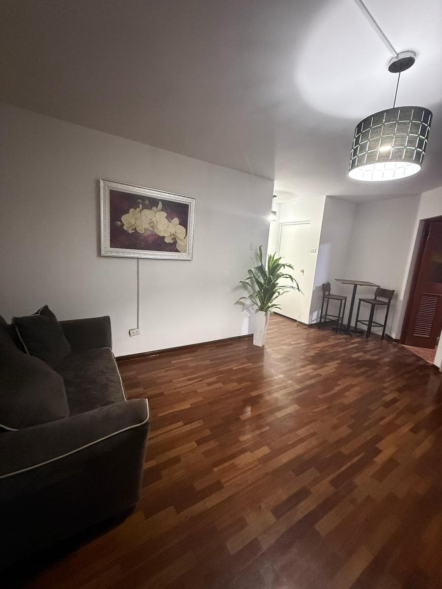 VENDO CASA GRANDE Y ESPACIOSA CERCA AL MALECON DE CHORRILLOS - 1