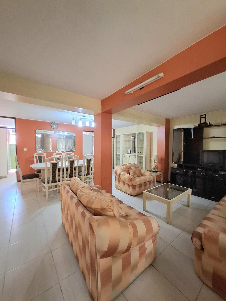 Casa en venta de tres pisos en Villa Maria del Triunfo - 1