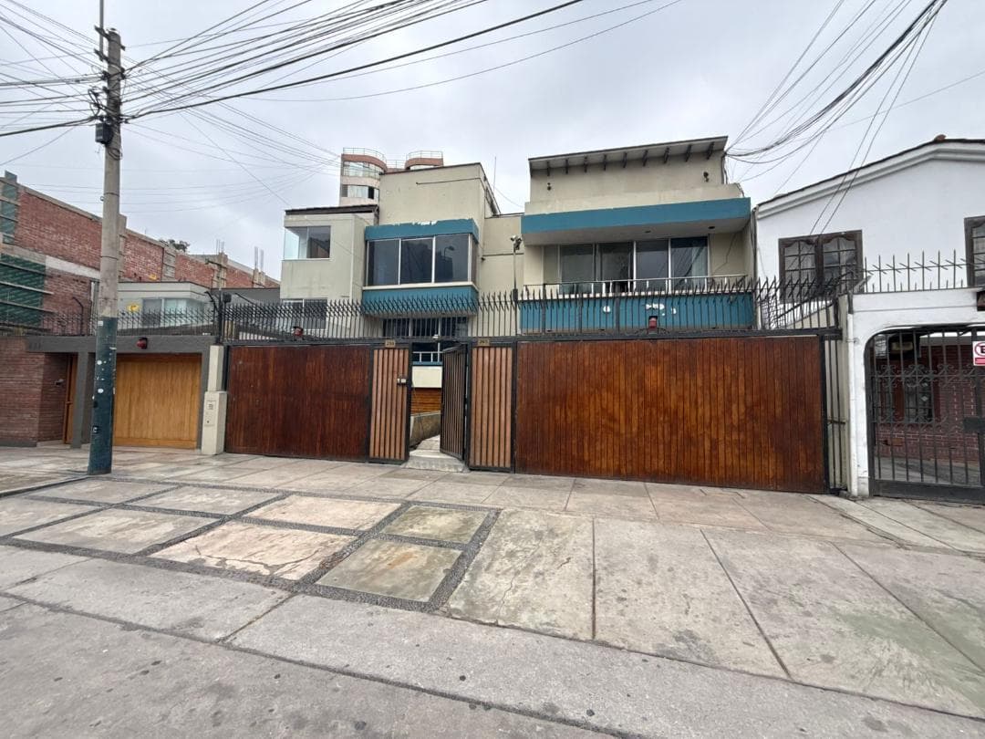 VENTA DE CASA EN SAN ISIDRO - 1