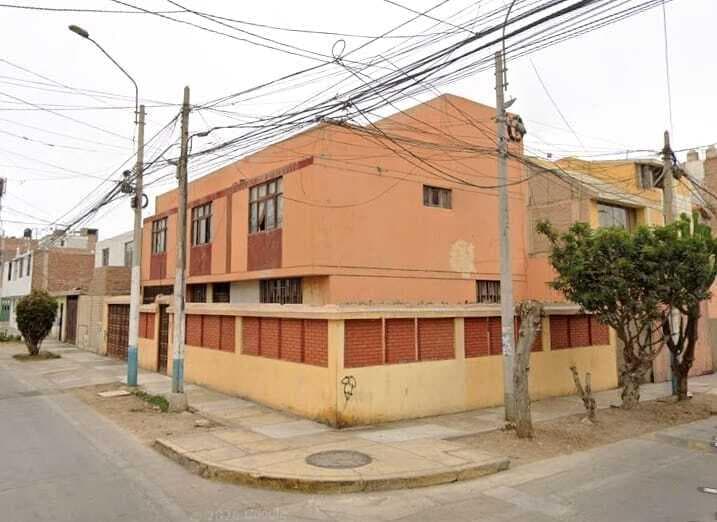 Venta de Casa como terreno en esquina - La Perla - 1