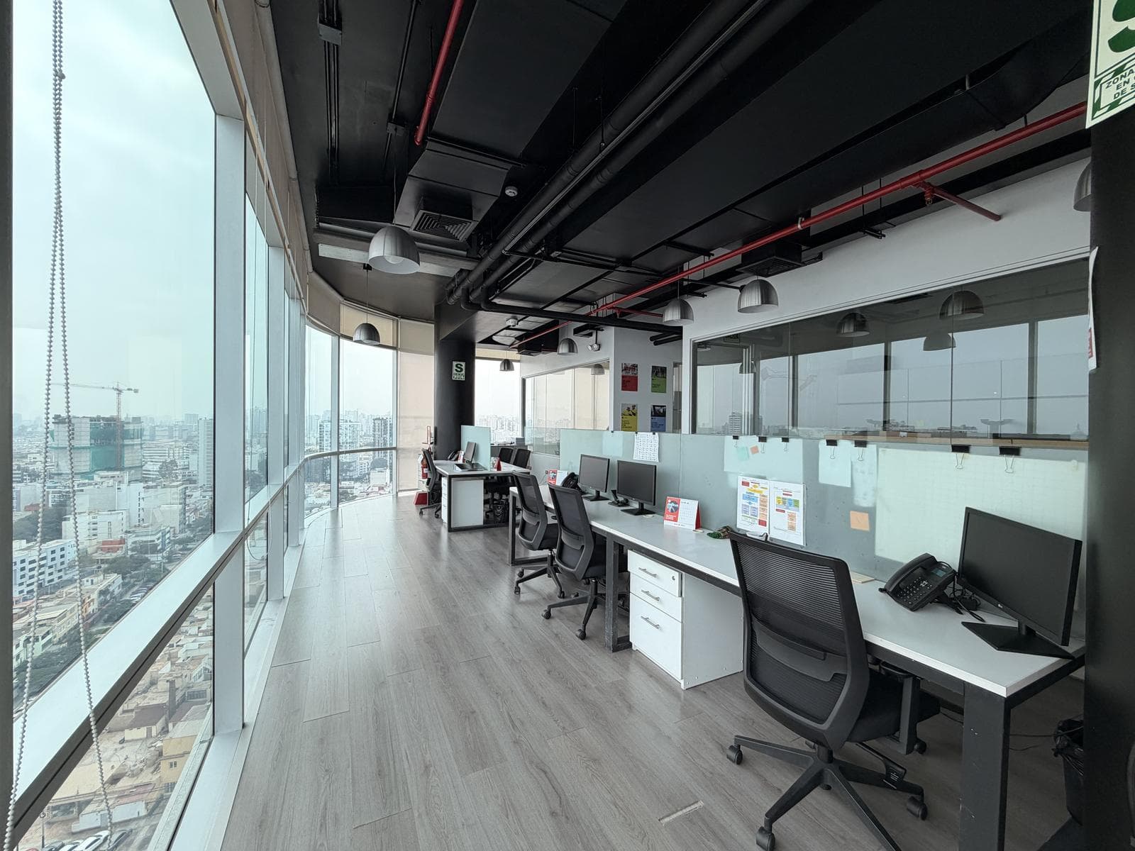 En Alquiler Oficina implementada y semi amoblada con vista Panoramica - 1