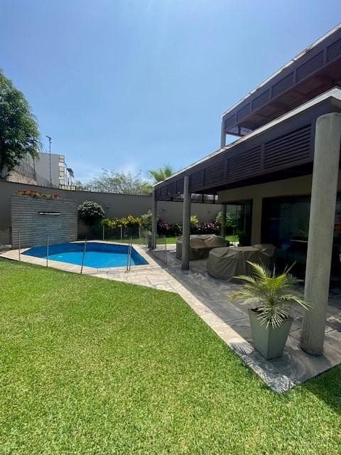 SE VENDE HERMOSA CASA EN SURCO CON PISCINA - 1