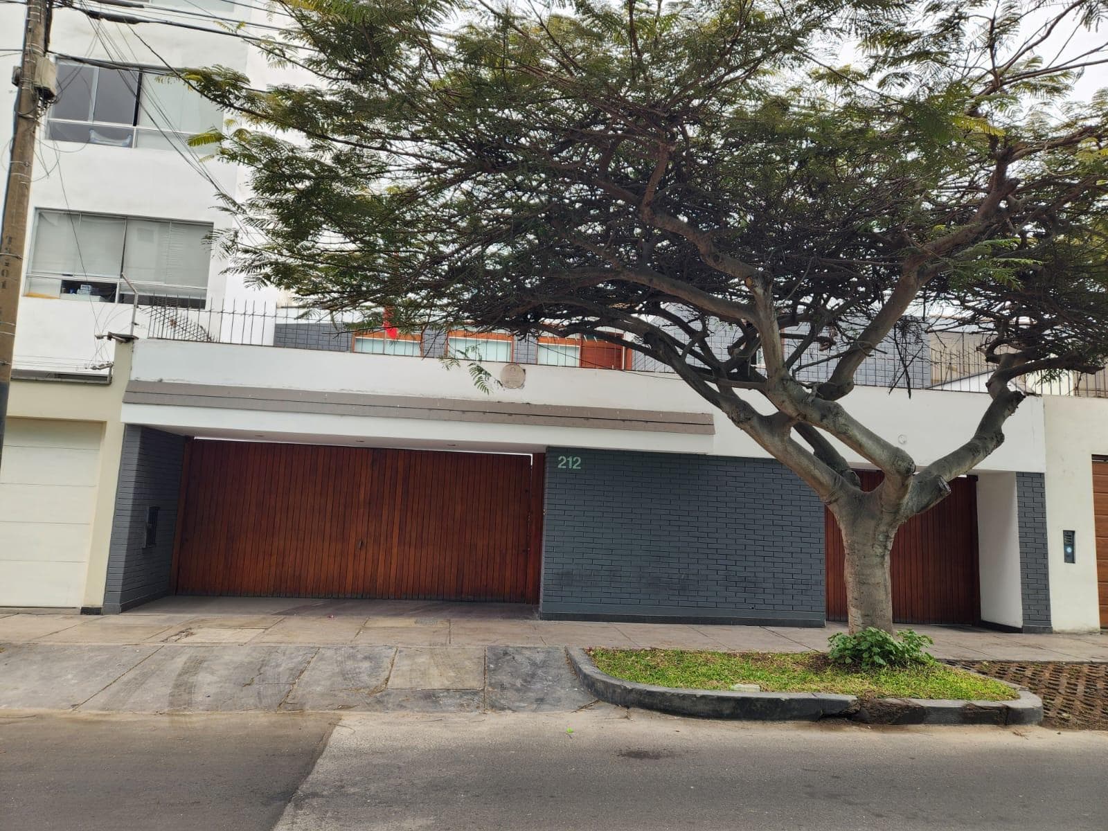 VENTA DE CASA COMO TERRENO DE 300m2 EN SANTIAGO DE SURCO - 1