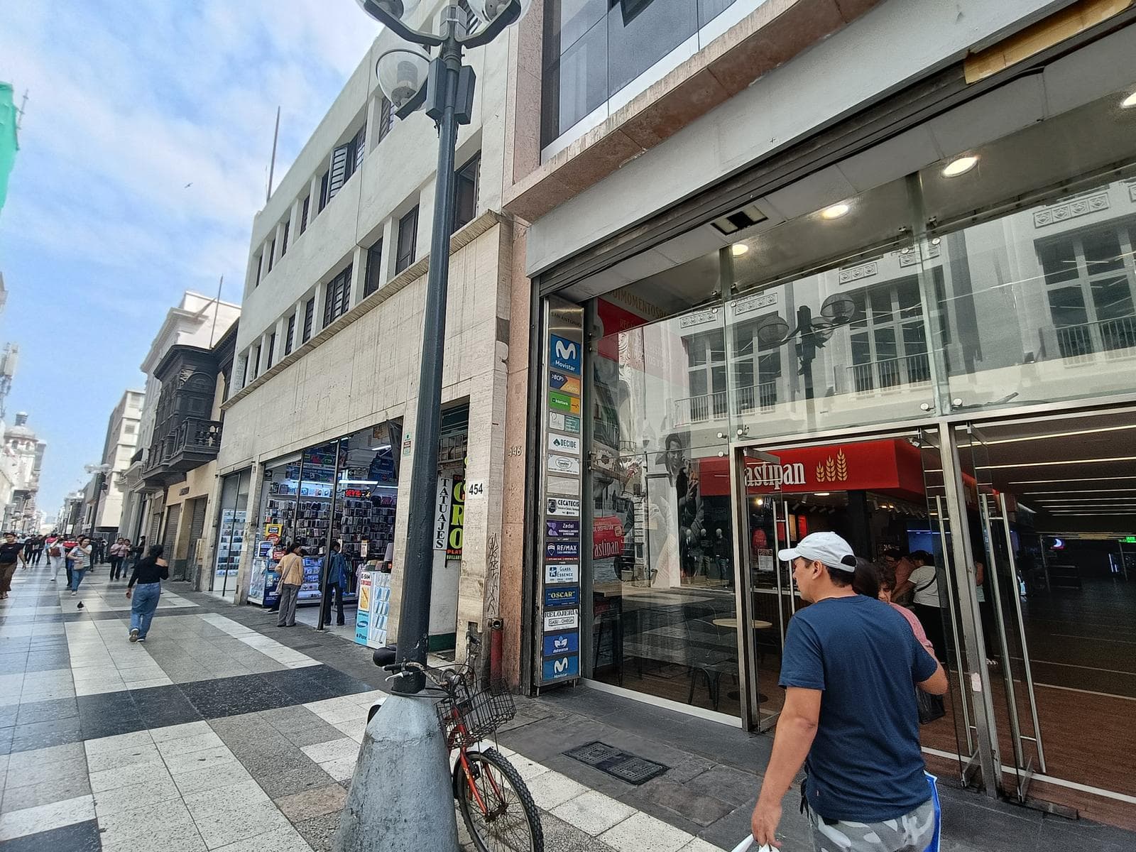 Local Comercial en alquiler con excelente exposición comercial y un flujo constante de clientes - 1