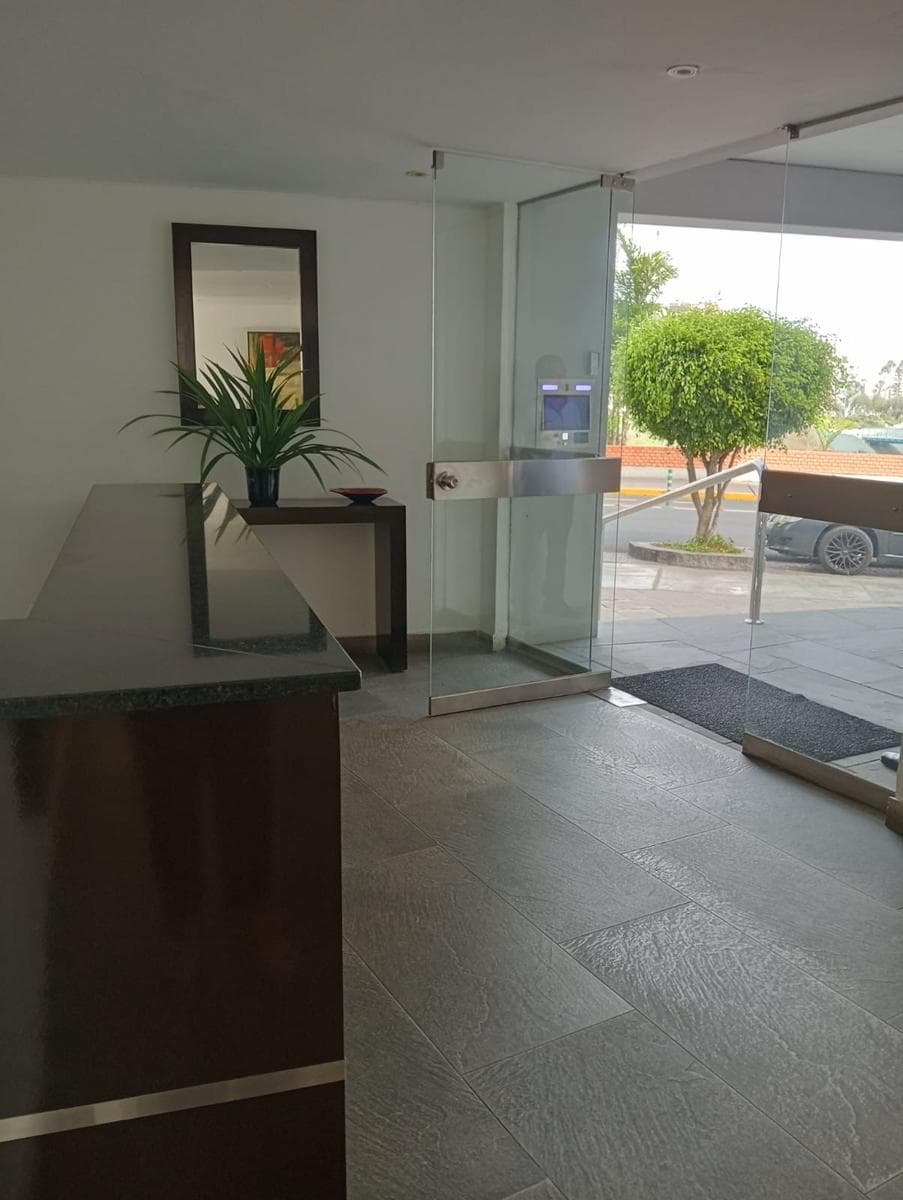 Vendo hermoso departamento en exclusiva zona de Miaflores - 1