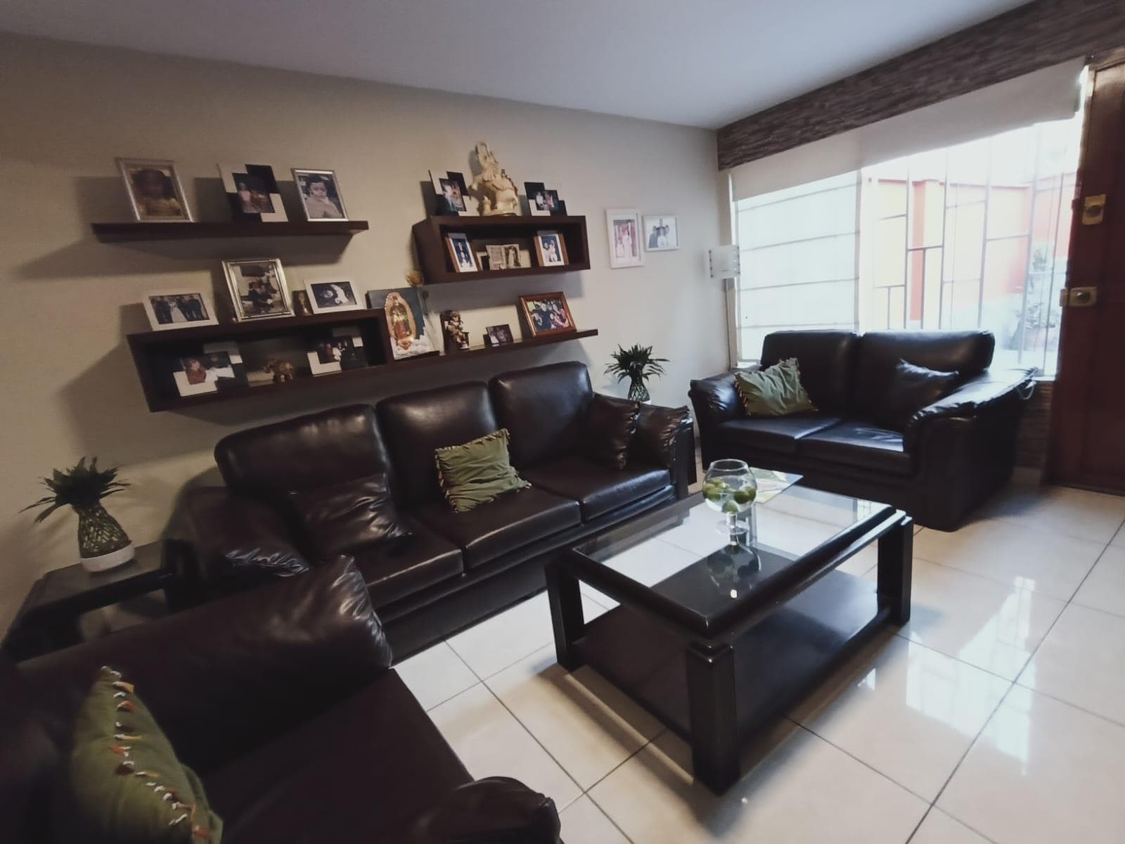 Amplia casa frente a parque, 193m2, 4 dorm, 2 cocheras, Urb. Olimpo - 1