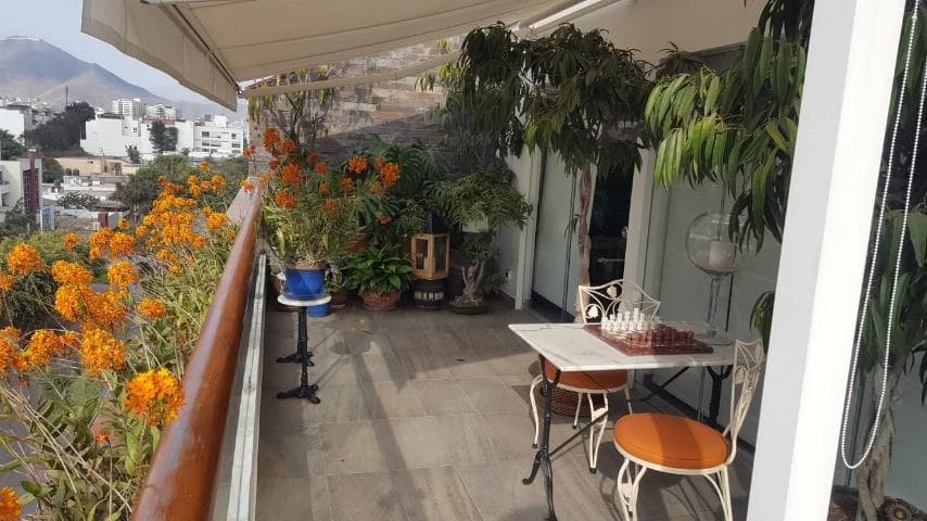 VENTA DE ELEGANTE PENTHOUSE FRENTE A PARQUE EN CHACARILLA - 1