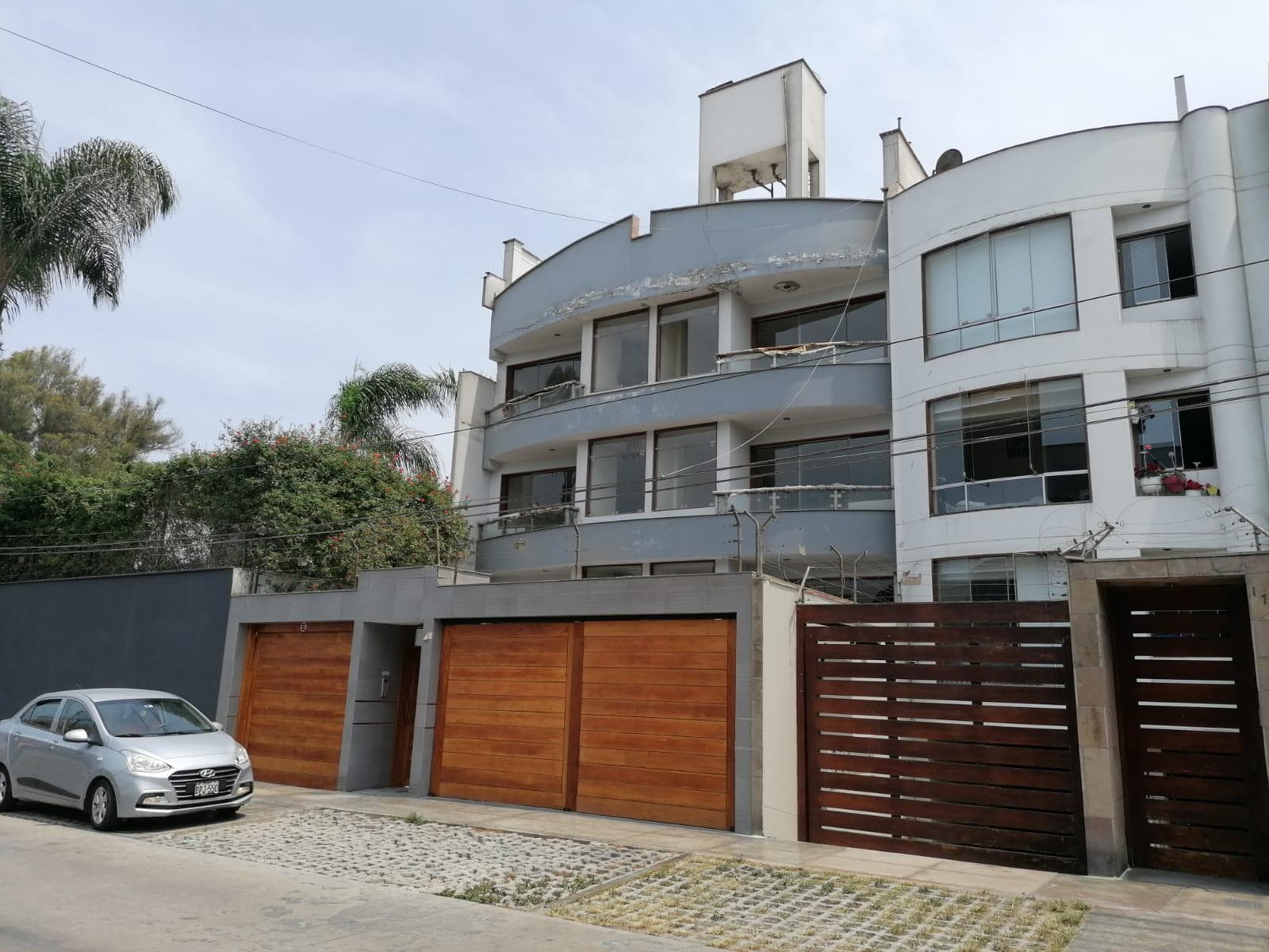 Venta Edificio Multifamiliar 6 departamentos y 11 cocheras en urb. Chacarilla - 1